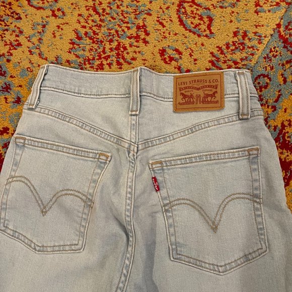 Levi's Light Wash High Wasited Jeans - Picture 4 of 4